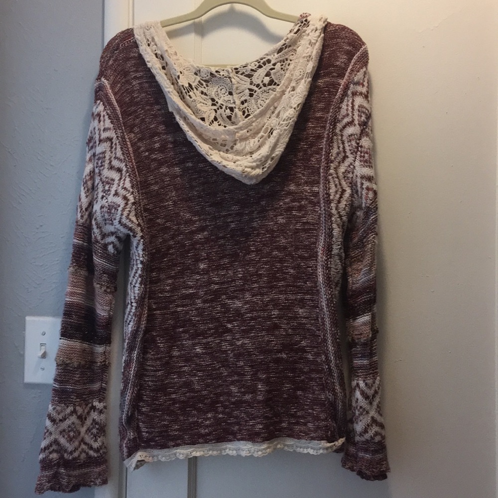 Hooded sweater with macrame and pocket pouch